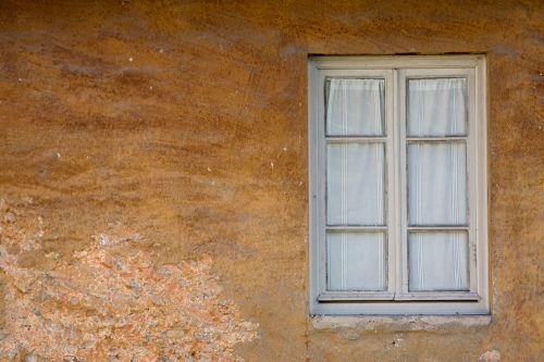 Pezzo-di-muro-con-finestra-a25384887
